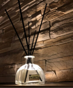 Calamaio diffusore profumo per l'ambiente, completo di bastoncini, un buon profumo contribuisce al benessere e al comfort della casa, creando un ambiente che stimola i sensi e promuove il relax e la serenità.