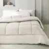 Trapunta Matrimoniale Jacquard in Puro Raso di Cotone Somma 1867 conchiglia – Cotone – Imbottitura 300 gr/mq Se sogni di trasformare la tua camera da letto in un'oasi di benessere esclusivo, la nuova trapunta jacquard double-face Somma 1867 è la scelta perfetta. Pensata per chi ama riposare avvolto dal lusso sussurrato del puro raso, questa trapunta unisce l'eccellenza della manifattura italiana a un comfort termico senza eguali. trapunta raso jacquard barre jewels Somma conchiglia